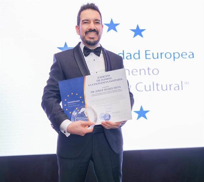 Dr. Jorque Duque con el Premio y Diploma