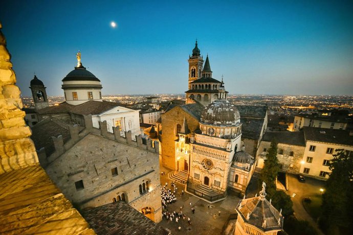 Bergamo, Piazza Duomo by night - Ph: Fabio Toschi