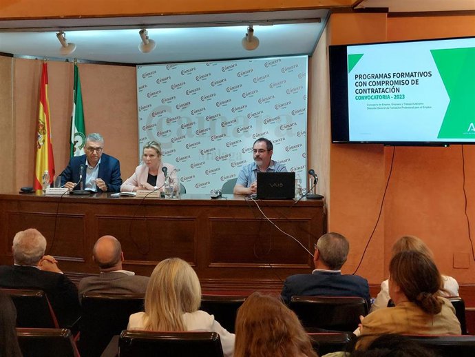 La delegada de Empleo,  Carmen Sánchez Sierra, ha presentado la nueva convocatoria de subvenciones para el desarrollo de programas de Formación Profesional para el Empleo que incluyan compromiso de contratación.