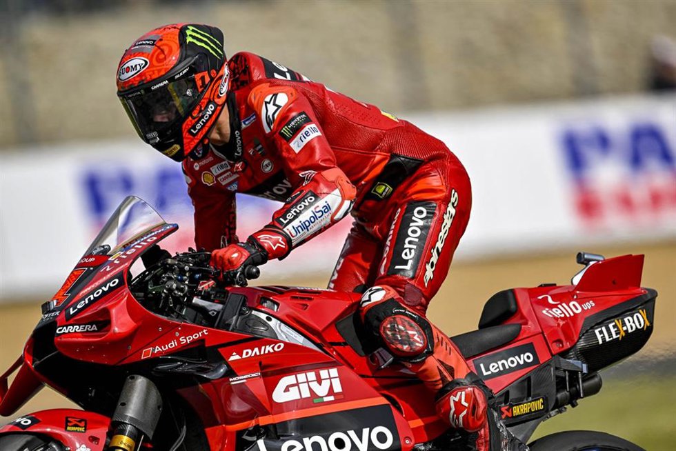 Francesco Bagnaia sobre su Ducati en un Gran Premio del Mundial de Motociclismo