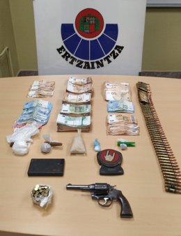 Material incautado a una pareja detenida en Ugao-Miraballes (Bizkaia) por tráfico de drogas