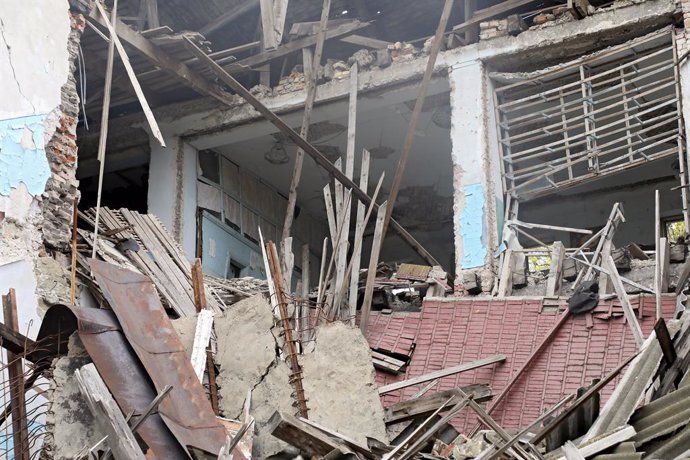 Archivo - April 12, 2023, Kostiantynivka, Donetsk Region, Ukraine: The consequences of the rocket attack of the Russian troops on a school are seen in Kostiantynivka, Donetsk Region, eastern Ukraine.,Image: 768945942, License: Rights-managed, Restrictio