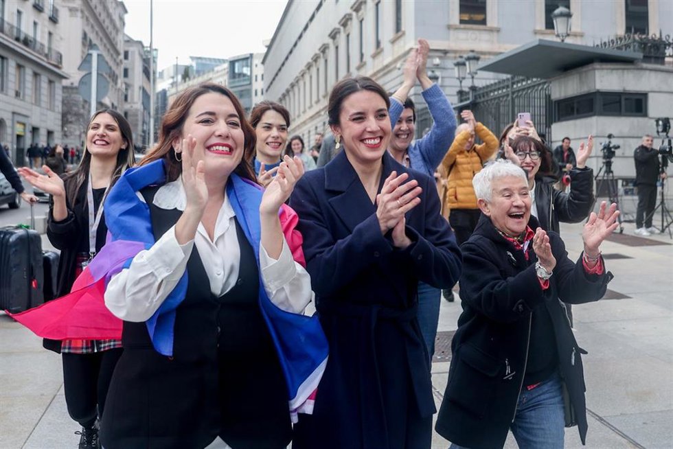 Archivo - La ministra de Igualdad, Irene Montero (c), la secretaria de Estado de Igualdad y contra la Violencia de Género, Ángela Rodríguez Pam (i), y la directora general de Diversidad Sexual y Derechos LGTBI, Boti García Rodrigo