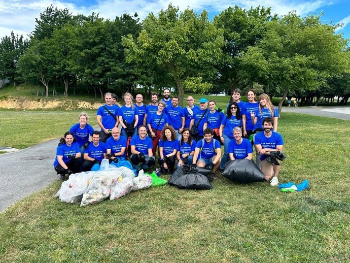 Voluntarios de Telefónica participan en la limpieza de residuos en el entorno de Kobetamendi.