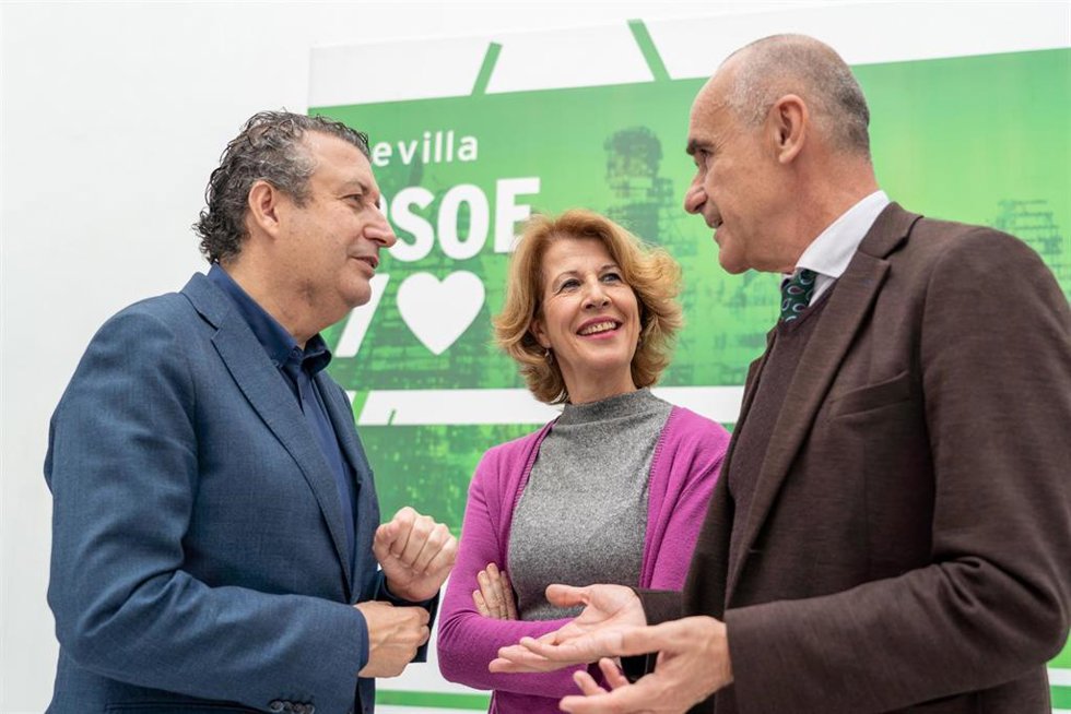 Archivo - El secretario general del PSOE de Sevilla, Javier Fernández, (I) el alcalde en funciones Antonio Muñoz (D), y la número dos del PSOE a la Alcaldía de Sevilla, Mar González, en una imagen de archivo con motivo de la presentación de la lista.