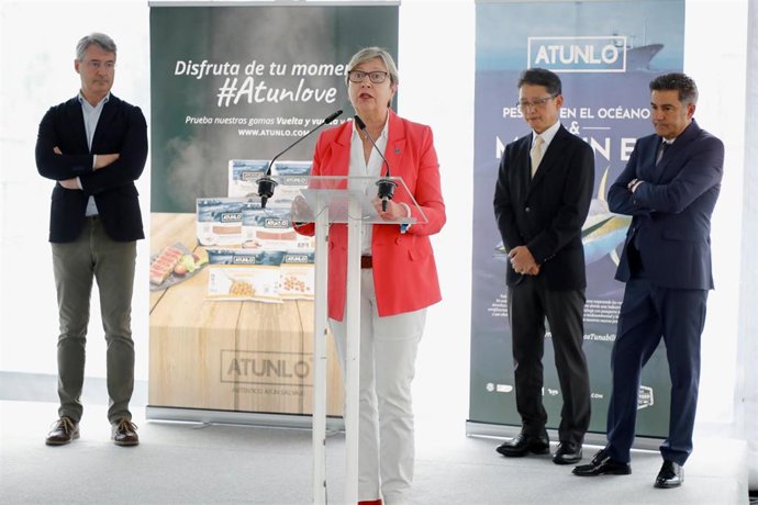 La conselleira do Mar, Rosa Quintana, en su visita a Atunlo