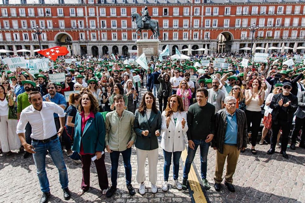 Las candidatas de Más Madrid a la Alcaldía y la Asamblea, Rita Maestre y Mónica García, junto con el líder de Más País, Íñigo Errejón, en u mitin en la Plaza Mayor