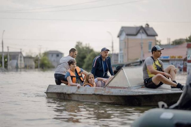 Inundaciones en Jersón tras la destrucción de la presa de Kakhovka.