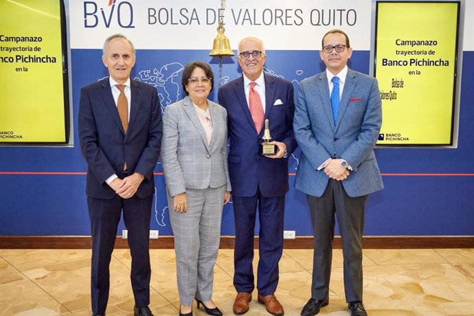 Santiago Bayas, Gerente General de Banco Pichincha; Diana Torres, Presidenta Bolsa de Valores Quito (BVQ); Antonio Acosta, Presidente Banco Pichincha y César Robalino, gerente general BVQ.