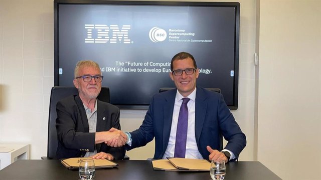 Mateo Valero (izq.), director del BSC, y Horacio Morell, presidente de IBM España, Portugal, Grecia e Israel, durante la firma del acuerdo en la Cumbre RISC-V celebrada en Barcelona.