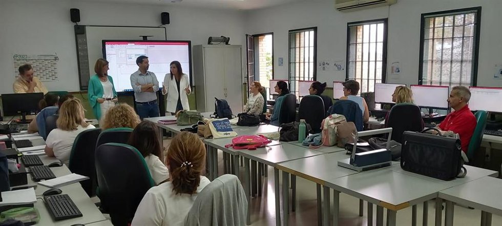 La delegada de Empleo, María Dolores Gálvez, durante la visita al curso del Centro de FP para el Empleo de Lucena.
