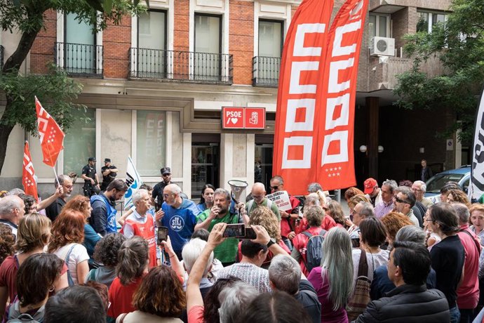Funcionarios de justicia protestan frente a la sede nacional del PSOE de la calle Génova, a 9 de junio de 2023, en Madrid (España). Los funcionarios de justicia han presentado en la mañana de hoy un escrito en la Fiscalía del Tribunal Supremo contra la 