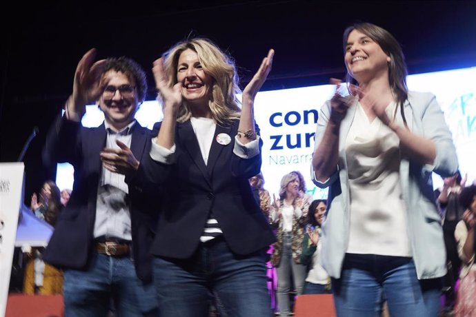 La vicepresidenta segunda del Gobierno de España y ministra de Trabajo, Yolanda Díaz (c), con la candidata de Contigo Navarra a la Presidencia del Gobierno foral, Begoña Alfaro, y el candidato a la Alcaldía de Pamplona, Txema Mauleón.