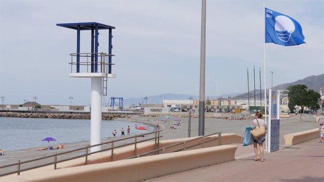 Bandera Azul en una de las playas de Adra (Almería).