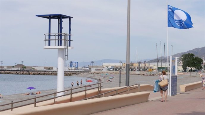 Bandera Azul en una de las playas de Adra (Almería).