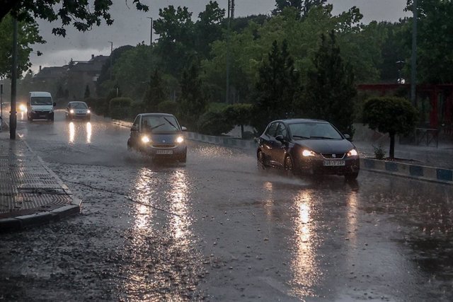 Varios coches circulan bajo la lluvia, a 29 de mayo de 2023, en Madrid (España). La Agencia Estatal de Meteorología (Aemet) ha avisado de la alerta naranja en Madrid por la tormenta que ha dejado varias incidencias en la tarde de hoy. Las fuertes lluvias 
