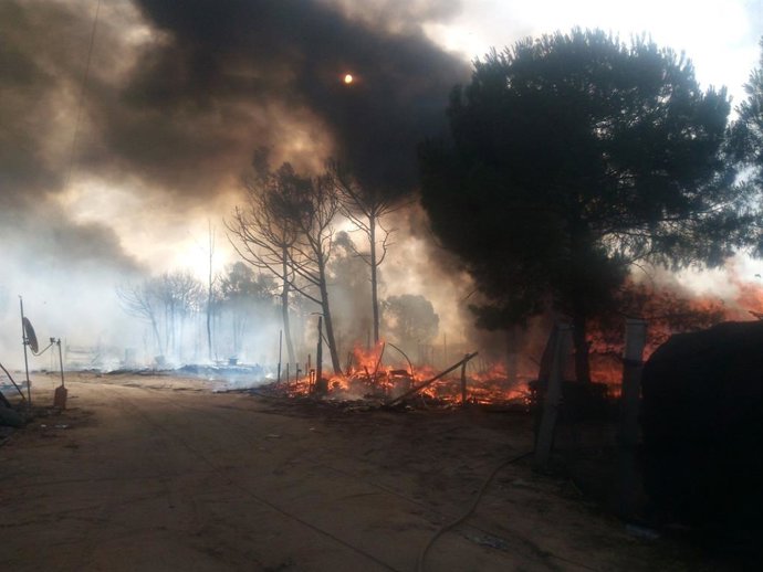 Imagen del incendio de este viernes en el asentamiento de Lucena del Puerto (Huelva).
