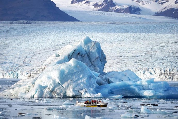 Archivo - 31 October 2019, Iceland, Jokulsarlon: A small boat with tourists passes an iceberg at the glacier lagoon in Jokulsarlon in the south of Iceland. Photo: Owen Humphreys/PA Wire/dpa