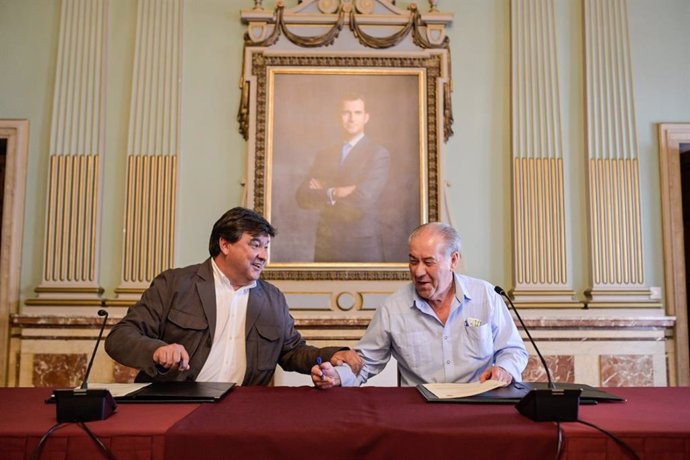 El alcalde en funciones de Huelva, Gabriel Cruz, firma el convendio con el presidente del Consejo de Hermandades onubense, Antonio González.
