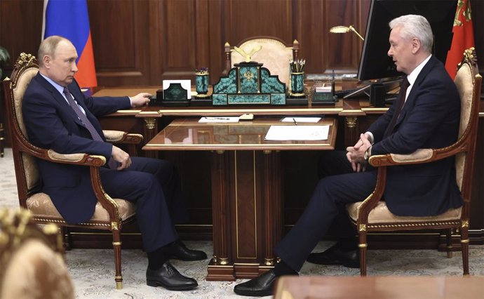Archivo - January 20, 2022, Moscow, Moscow, Russia: Russian President Vladimir Putin holds a face-to-face meeting with Moscow Mayor Sergei Sobyanin, right, at the Kremlin, January 20, 2022 in Moscow, Russia.
