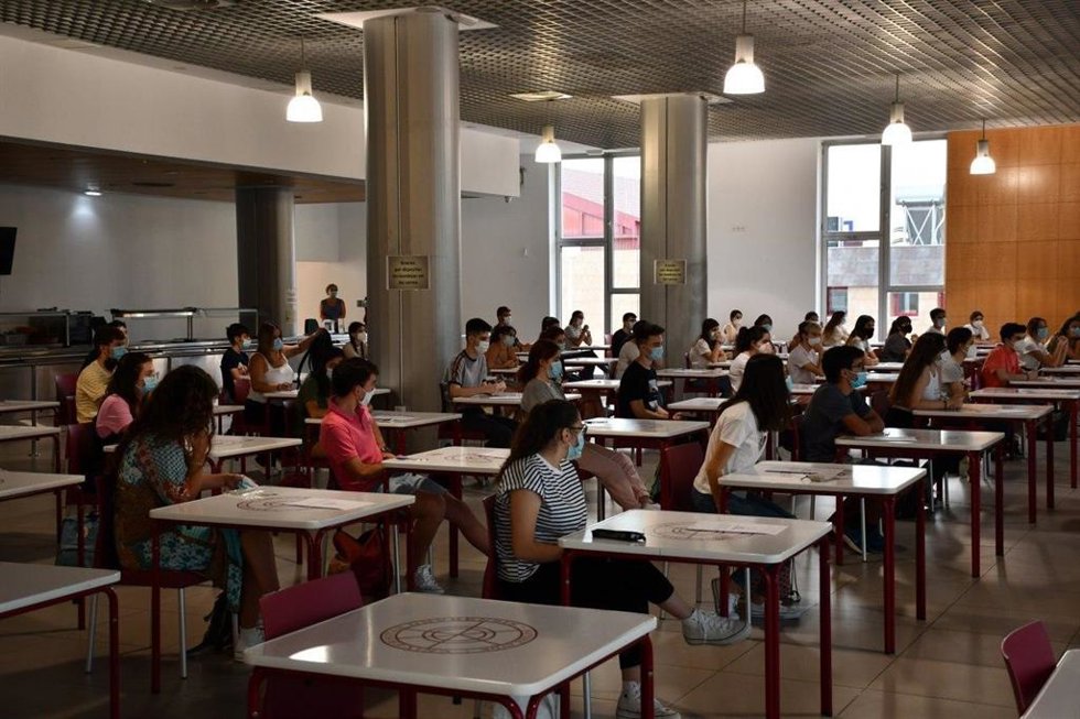 Archivo - Alumnos durante la PEvAU en la Universidad de Huelva en una imagen de archivo.