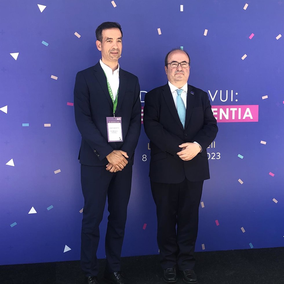 El ministro de Cultura y Deporte, Miquel Iceta, junto al presidente de la 34 Trobada Empresarial al Pirineu, Josep Serveto