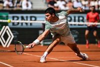 Un Alcaraz atenazado cede ante Djokovic en semifinales de Roland Garros