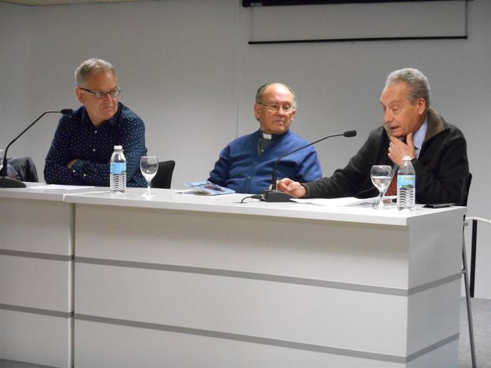 El poeta Vicente García Hernández (centro), en la Biblioteca Salvador García Aguilar