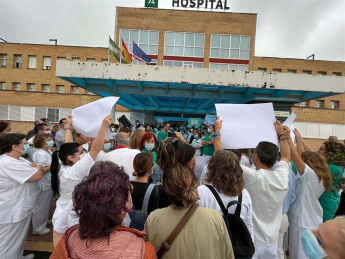 Imagen de una protesta a las puertas del Hospital de Riotinto (Huelva).