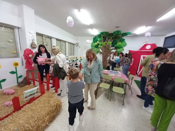 La delegada territorial de Desarrollo Educativo y Formación Profesional y Universidad, Investigación e Innovación en la provincia de Cádiz, Isabel Paredes, visita el aula multisensorial del CEIP Carteia de San Roque (Cádiz)