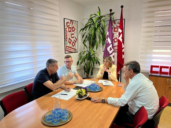 Gustavo Pérez (izda.) habla con Marina Borrego (centro, al fondo), en la sede de CCOO Córdoba.