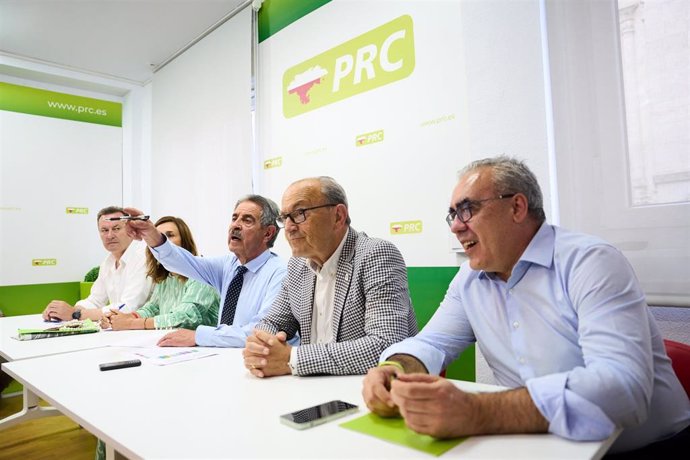 El secretario general del PRC, Miguel Ángel Revilla, junto a los vicesecretarios, Guillermo Blanco, Paula Fernández y Javier López Marcano, y al portavoz parlamentario, Pedro Hernando