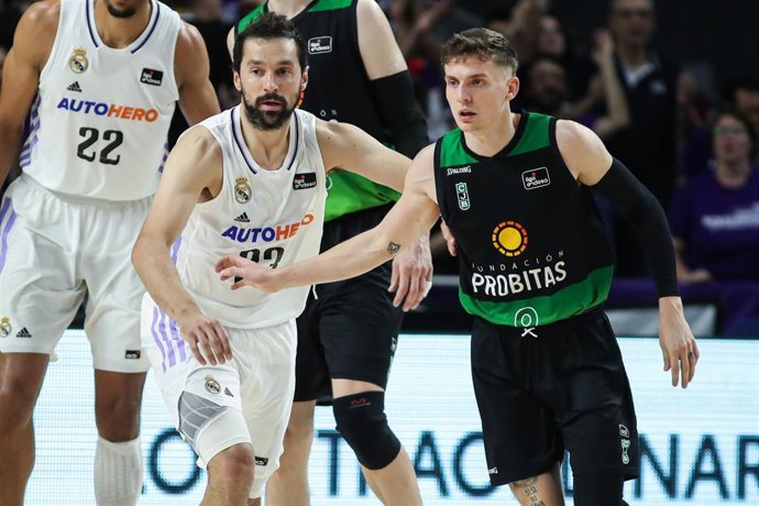 Sergio Llull Real Madrid y Kyle Guy of Joventut Badalona