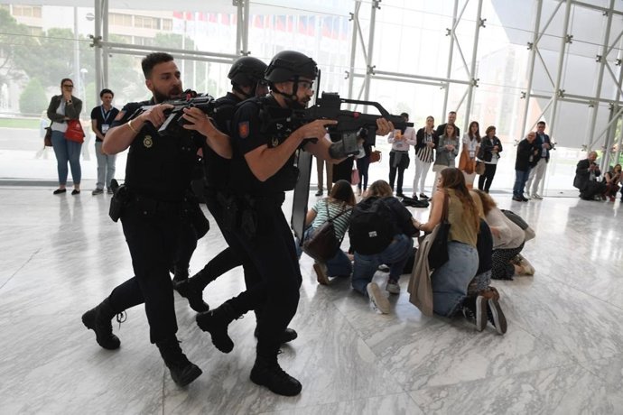 Más de 80 especialistas realizan un simulacro con múltiples víctimas de un tirador
