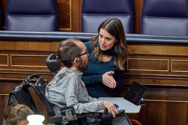 El portavoz de Unidas Podemos en el Congreso de los Diputados, Pablo Echenique y la ministra de Igualdad, Irene Montero, durante una sesión plenaria, en el Congreso de los Diputados, a 15 de diciembre de 2022, en Madrid (España).