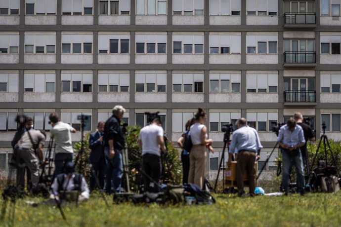 07 June 2023, Italy, Rome: Members of the media work outside the Gemelli Hospital, where Pope Francis undergoes abdominal surgery, in Rome. Pope Francis, 86, must undergo an urgent operation on Wednesday afternoon to repair a hernia in his abdominal are