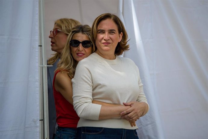 La vicepresidenta segunda y ministra de Trabajo, Yolanda Díaz, abraza a la alcaldesa de Barcelona y candidata de BComú a la reelección, Ada Colau (d), en un mitin de campaña de las municipales
