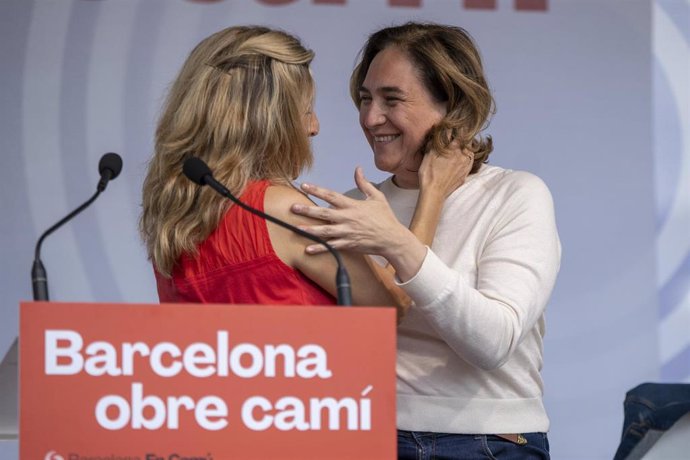 La vicepresidenta segunda y ministra de Trabajo, Yolanda Díaz, abraza a la alcaldesa de Barcelona y candidata de BComú a la reelección, Ada Colau