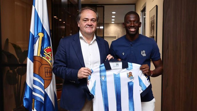 Hamari Traoré, presentado con la Real Sociedad.