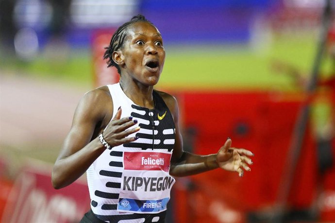 Faith Kipyegon, tras ganar una carrera.
