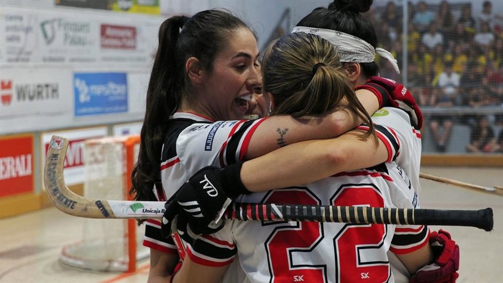 Jugadoras del Telecable Hockey Club celebran un gol.