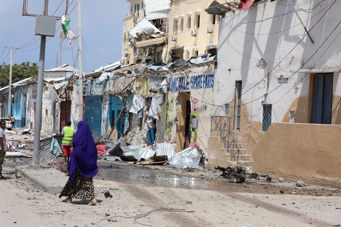 Archivo - MOGADISHU, Aug. 22, 2022  -- Photo taken on Aug. 21, 2022 shows the destroyed buildings near the site of a terrorist attack in Mogadishu, Somali. Somali government confirmed Sunday that 21 people were killed in the terrorist attack on a popular 