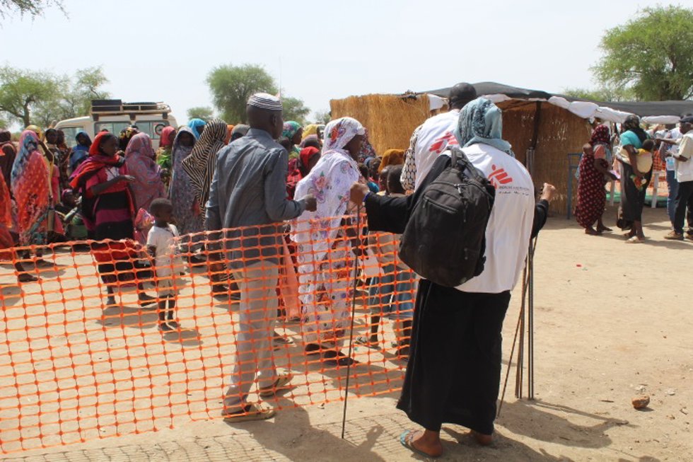Equipo de Médicos Sin Fronteras (MSF) montando una clínica móvil en la provincia de Sila, en el este de Chad