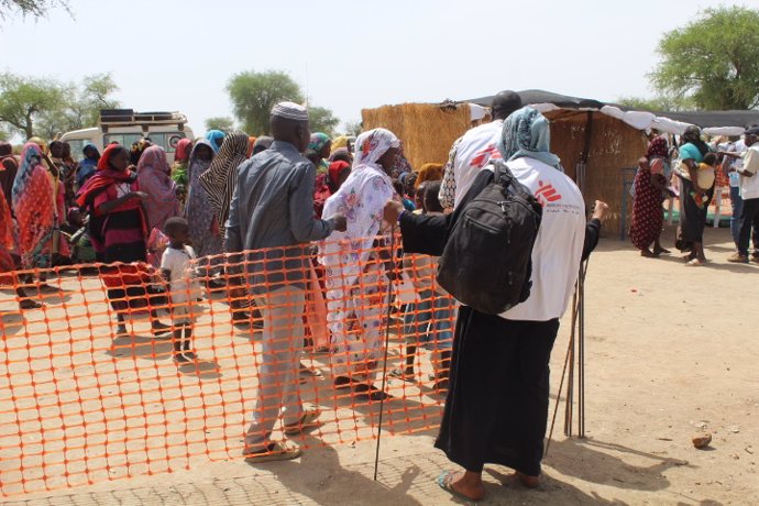 Equipo de Médicos Sin Fronteras (MSF) montando una clínica móvil en la provincia de Sila, en el este de Chad