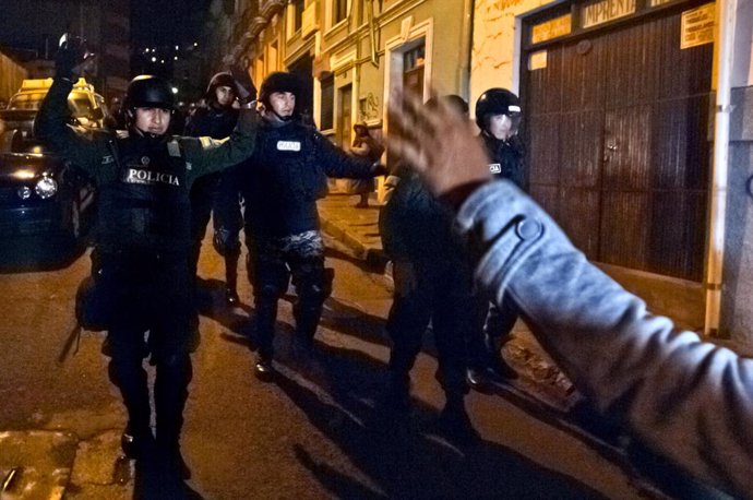 Archivo - Apr 26, 2016 - La Paz, Bolivia - A small group of anti disturbs police forces get back on handicapped people protest pressure. Handicapped protest in Bolivia. A small group of handicapped people try to get access to a  street two blocks away f