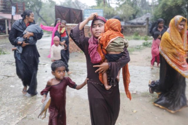 Un grupo de personas en las zonas afectadas por el ciclón 'Mocha', que golpeó las costas de Birmania el pasado mes de mayo