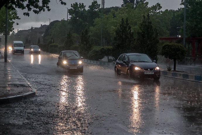 Varios coches circulan bajo la lluvia, a 29 de mayo de 2023, en Madrid (España). La Agencia Estatal de Meteorología (Aemet) ha avisado de la alerta naranja en Madrid por la tormenta que ha dejado varias incidencias en la tarde de hoy. Las fuertes lluvia