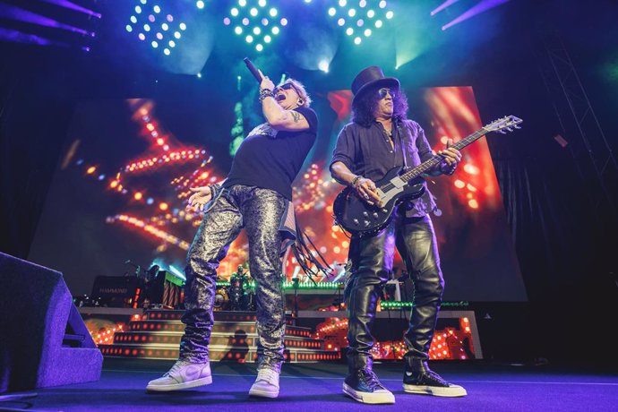 Axl Rose y Slash en el concierto de este viernes, 9 de junio, en el Cívitas Metropolitano de Madrid.