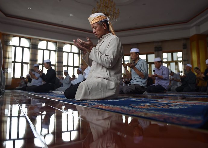 Archivo - YINCHUAN, July 5, 2015  Muslims pray in a mosque during the Muslim fasting month of Ramadan in Tongxin County, northwest China's Ningxia Hui Autonomous Region, July 3, 2015.