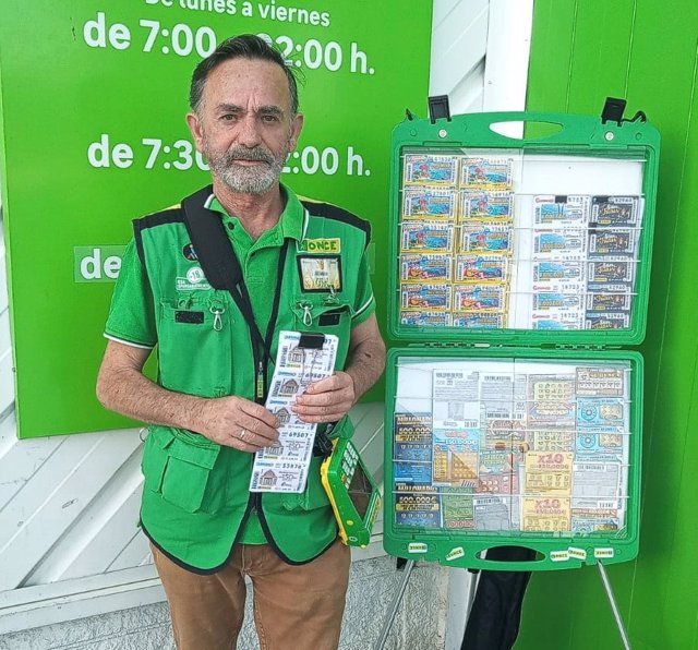 Alfonso Gómez, vendedor de la ONCE que ha repartido un premio de seis millones de euros en el Cuponazo.